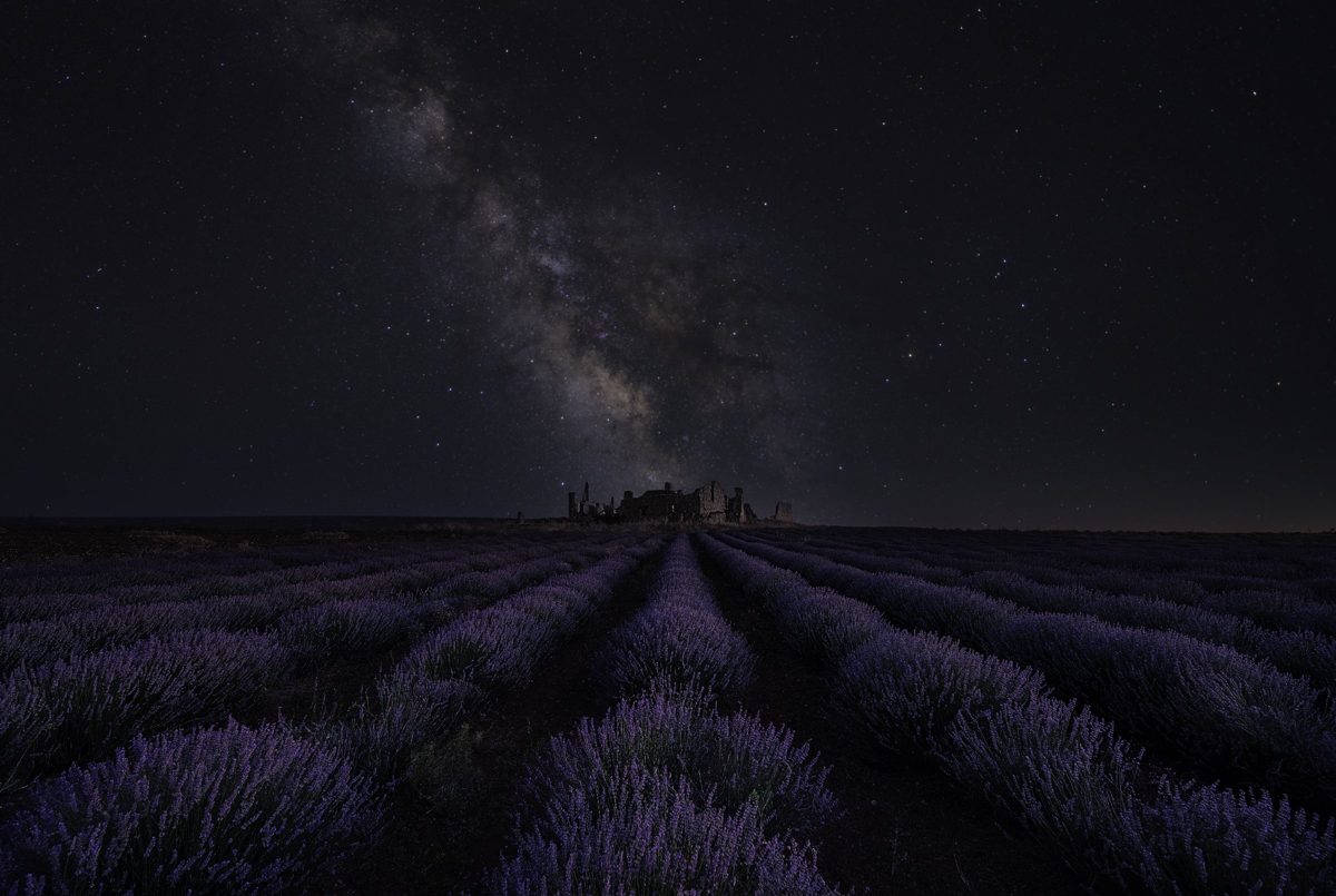 Vía Láctea sobre unas ruinas y un campo de lavanda