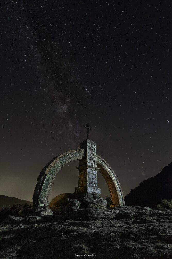 MONUMENTO Y VÍA